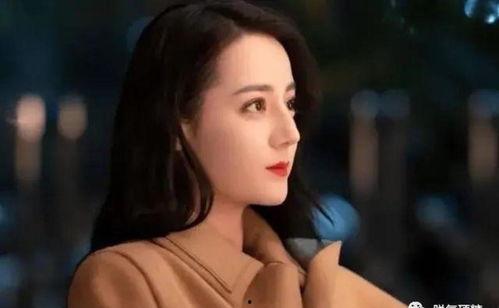 美女温柔吃瓜,尽显优雅魅力