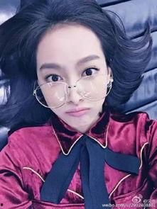 眼镜女孩吃瓜,一场甜蜜的误会