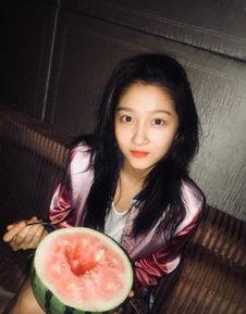 关晓彤探头吃瓜