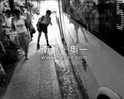 吃瓜遭枪击流弹