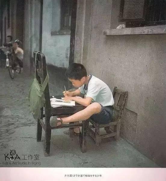 偷拍孩子偷瓜吃,孩子偷瓜吃引网友热议